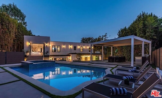 Foto del edificio - 1271 Sunset Plaza Dr