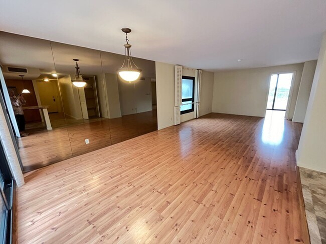 Building Photo - Yacht Harbor Towers (Ala Moana)-1282 sf, 2...