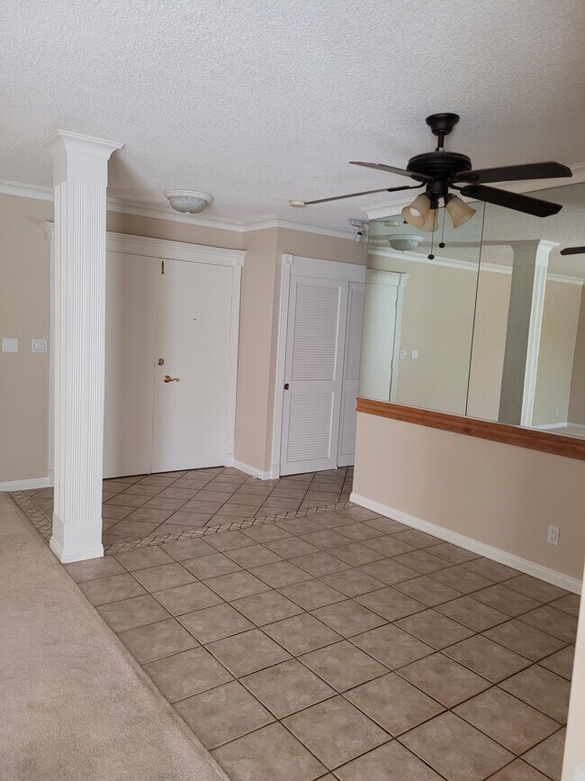 Foyer - 5625 Sumner Way