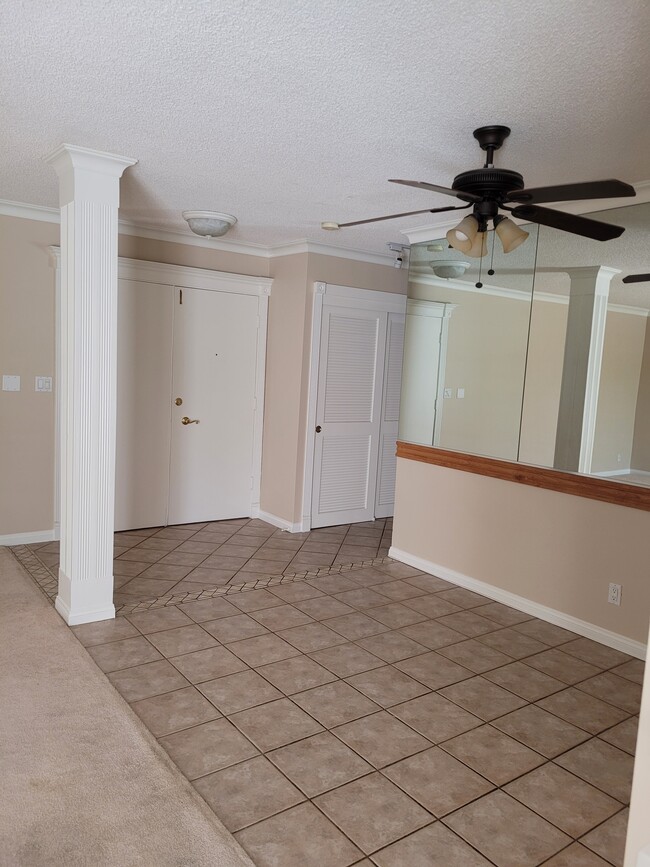 Foyer - 5625 Sumner Way