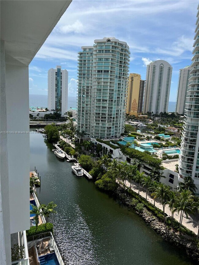 Foto del edificio - 300 Sunny Isles Blvd