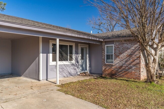 Building Photo - Beautiful 3 Bed, 2 Bath Home with a 2-Car ...