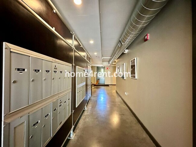 Building Photo - Gorgeous Loft Near the River Market w/ an ...
