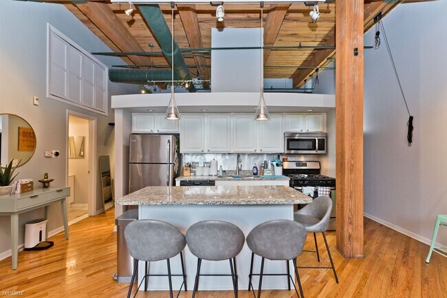 Building Photo - 2 br, 1 bath Condo - 2222 W Diversey Ave A...