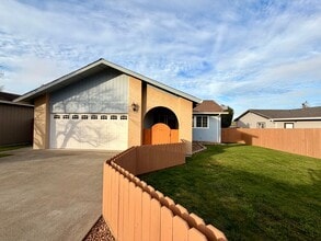 Building Photo - 2341 Lee Ln