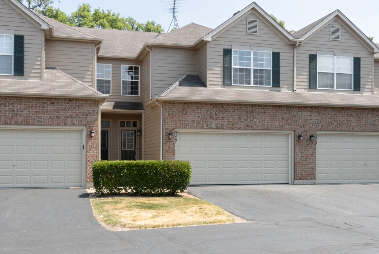 5207 Cobblers Crossing, McHenry, IL 60050 Townhome Rentals in McHenry IL