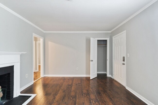 Building Photo - 1931