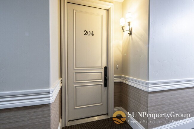 Foto del edificio - Beautiful Spacious Condo In Desirable Millcreek Area!