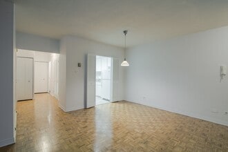 Building Photo - 900 Av. Rockland