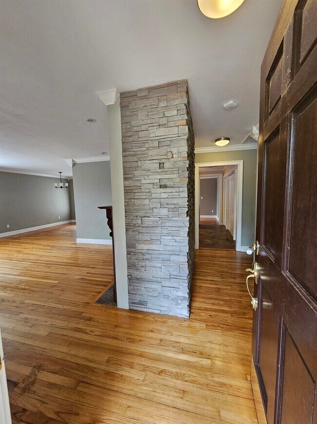 Building Photo - 850 Brookwood Dr