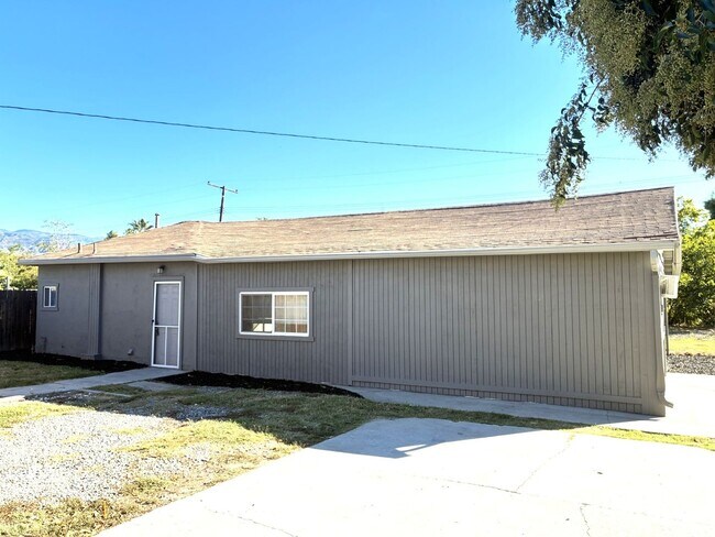 Foto del edificio - 3 bedroom 1 bathroom home located in San Bernardino, CA