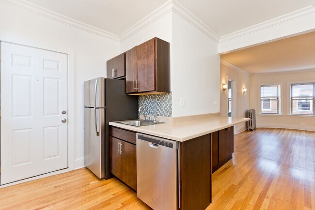 Foto del edificio - Top Floor One Bedroom Apartment in Edgewater