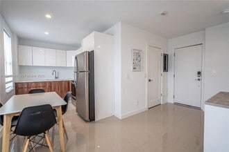 Building Photo - 924 Marseille Dr