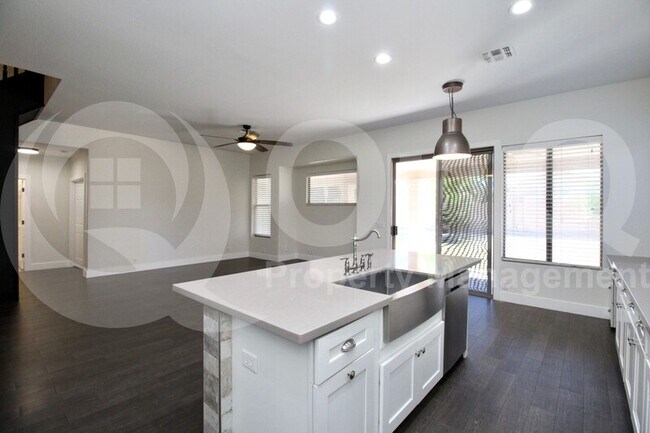 Building Photo - 1801 E Sagebrush St
