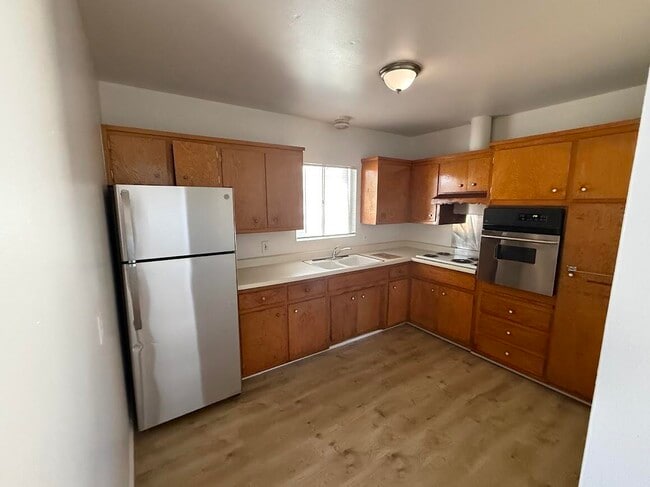 Building Photo - 310 La Veta Dr