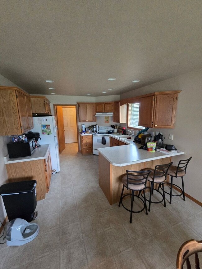 Building Photo - For Rent: 2 Bed / 2 Bath with 2-Car Garage...