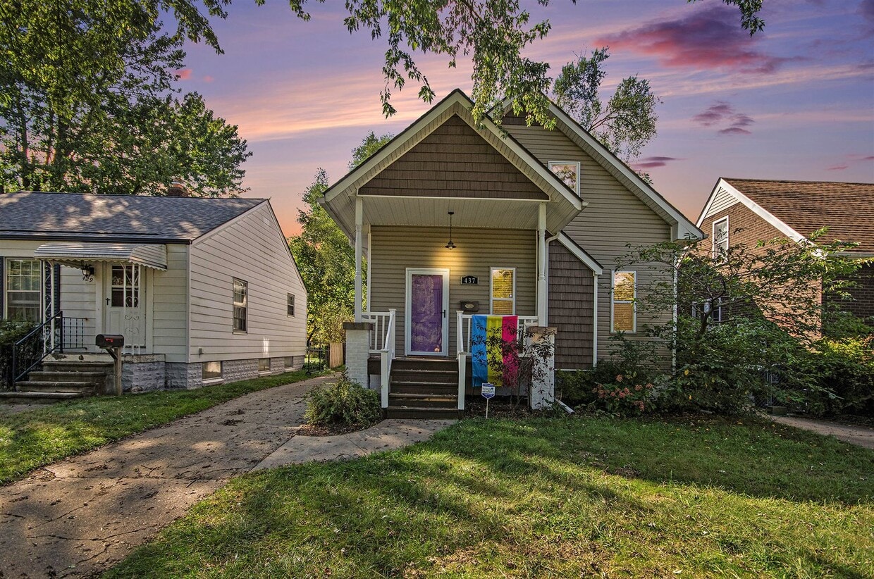Primary Photo - CHARMING 4 BED 2.5 BATH COLONIAL MINUTES F...