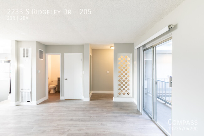 Foto del edificio - Updated Mid-Century 2-Bed, 1.5-Bath Townho...