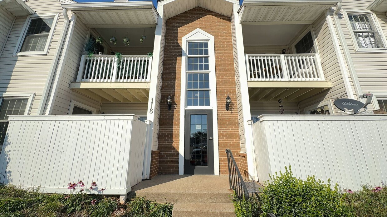 Foto principal - Beautiful 2 Bed 1 Bath Condo With Fenced P...