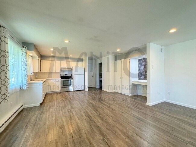 Building Photo - Charming 2 Bedroom Duplex