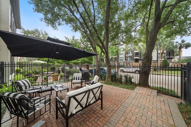 Foto del edificio - 5136 Chevy Chase Dr