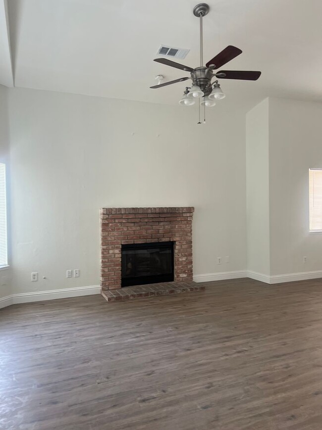 Building Photo - Silver Creek Home in Southwest Bakersfield