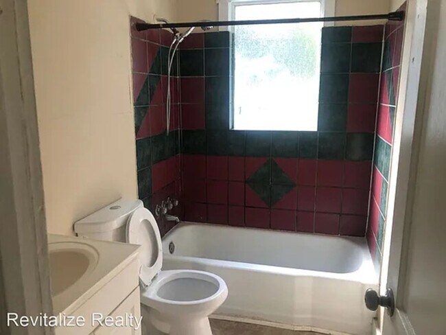 Building Photo - 1905 Pake Ave