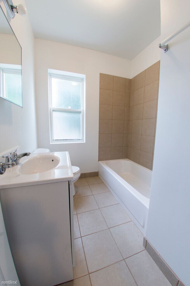 Foto del edificio - 2 br, 1 bath Apartment - 1101 N Lawler Ave