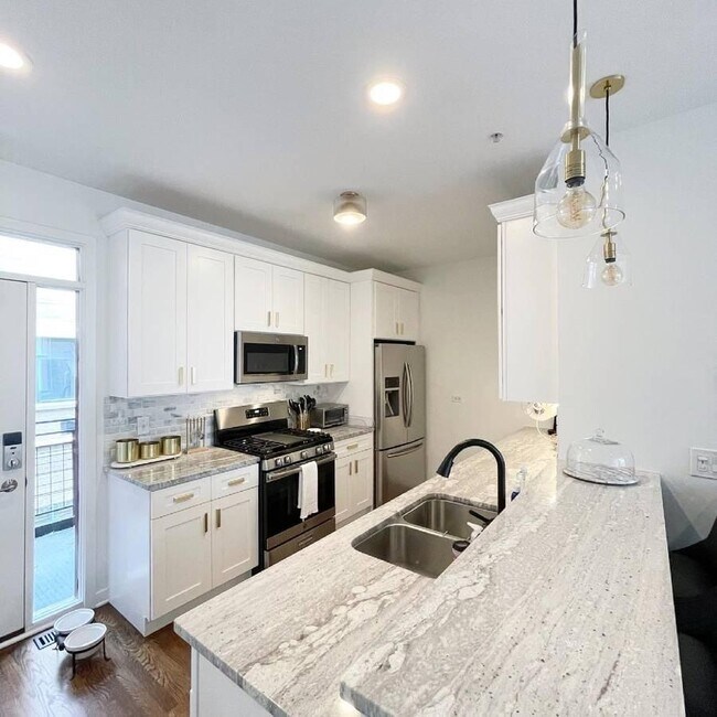 Building Photo - 1244 W Monroe St