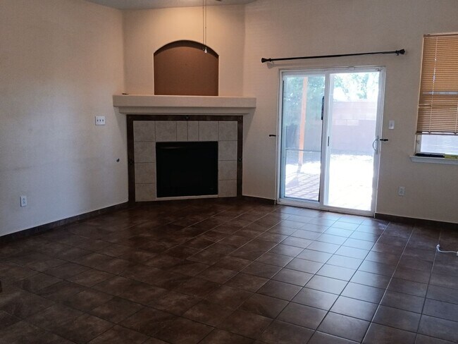 Foto del edificio - Charming 3-bedroom, 2-bathroom house! Showings Available Now!