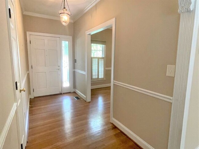 Building Photo - NW Large Home, LR, DR, Granite Counter-top...