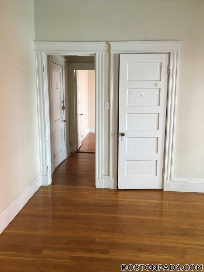 Foto del edificio - 208 Winthrop Rd