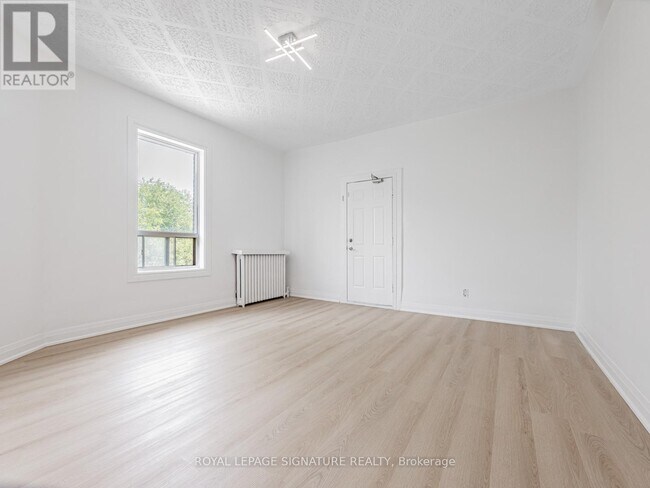 Building Photo - 1-1 Bellwoods Park