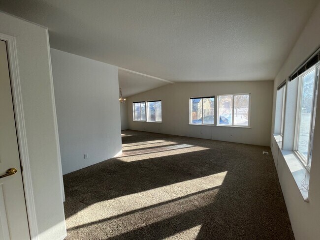 Building Photo - 1404 River Run Ln