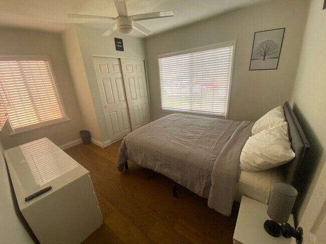 Foto del edificio - 636 E 121st Pl