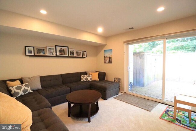 Building Photo - 748 Azalea Dr