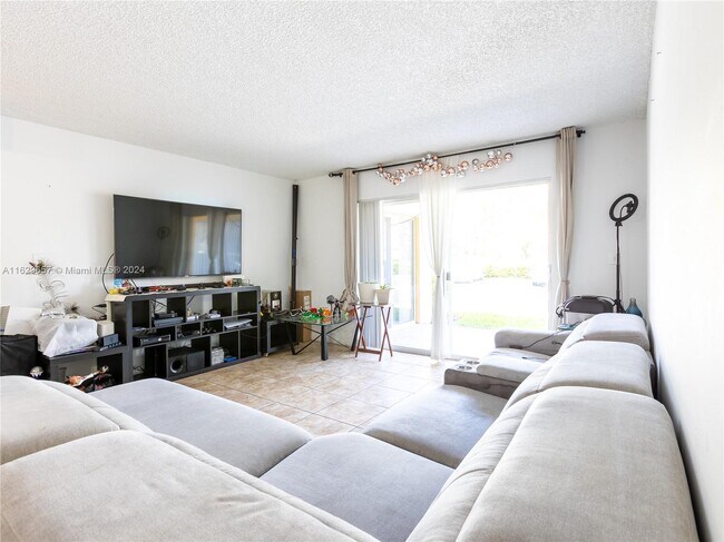 Foto del edificio - 7640 Westwood Dr