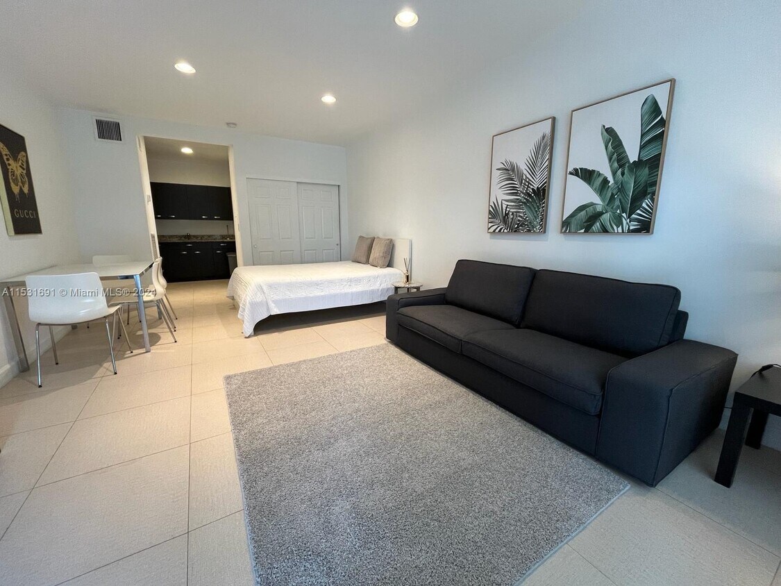 Foto principal - 2445 Lake Pancoast Dr