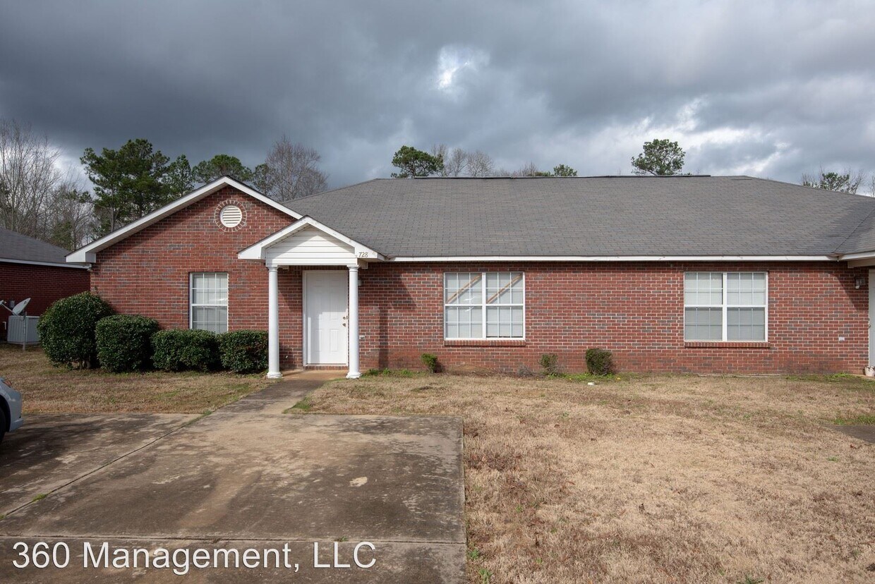 Primary Photo - 726-728 Yeager Ln