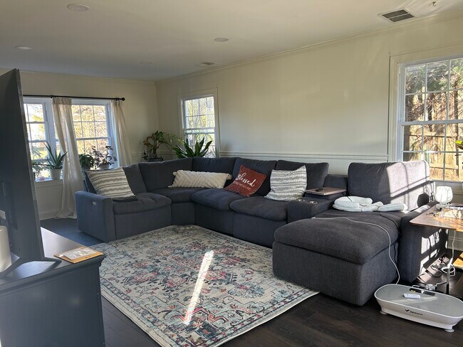 Building Photo - 24 Peachfield Ln