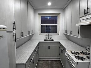 Building Photo - 5821 Ch de la Côte-Saint-Luc