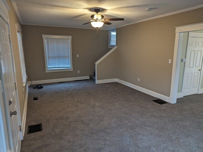 Vista de la sala de estar desde la entrada principal. - 1042 Cameron St