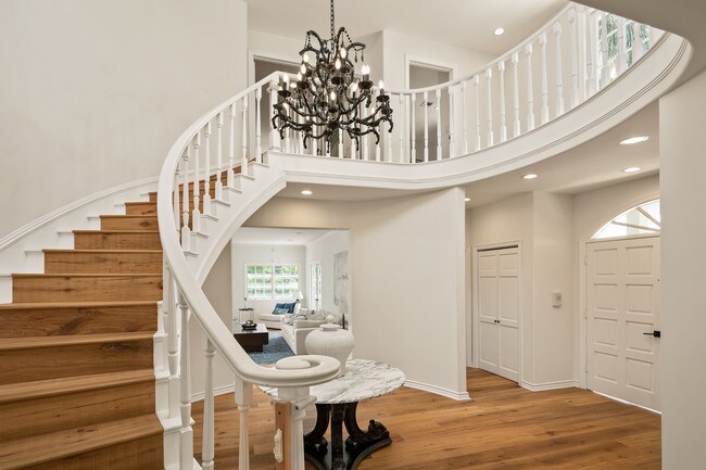 Foto del edificio - 3033 Beverly Glen Cir