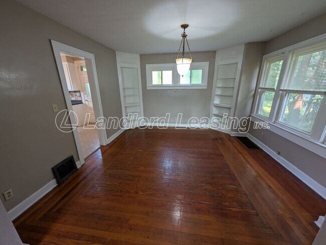 Foto del edificio - Character-Filled 3-Bedroom Colonial