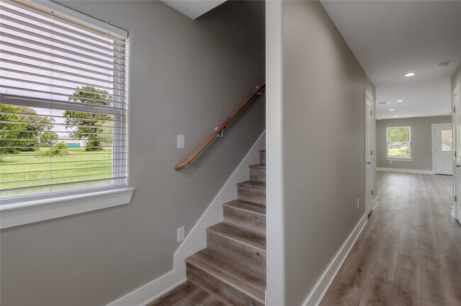 Building Photo - 140 Shady Oaks