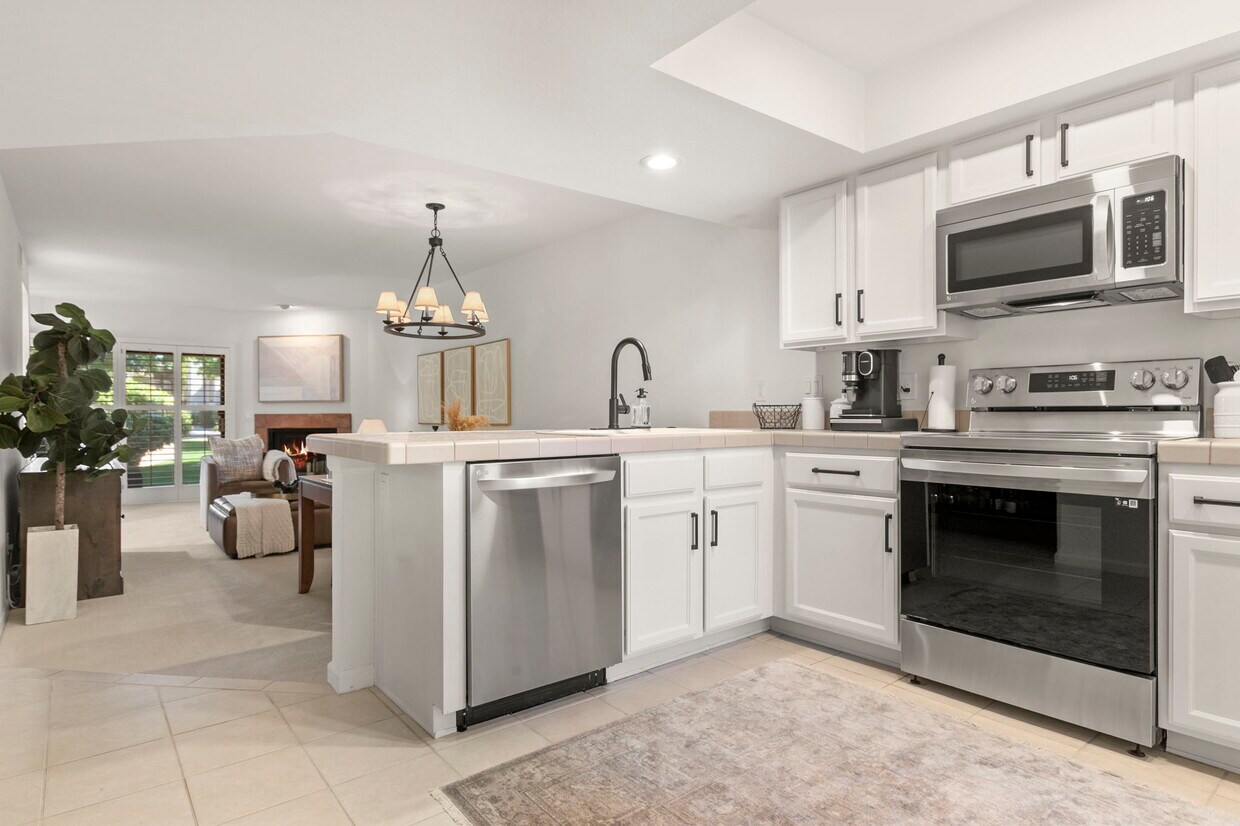 Open concept living - 8651 E Royal Palm Rd