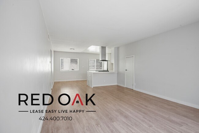 Foto del edificio - ~1 Month Free~ Incredible Ground Floor Thr...