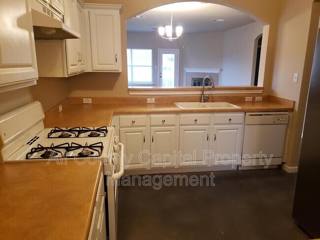 Building Photo - 133 Ashwood N