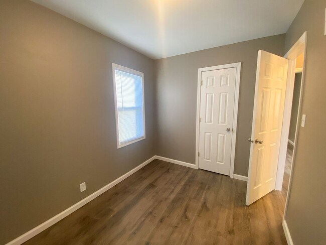 Building Photo - 2 Bedroom Single Family - Single floor