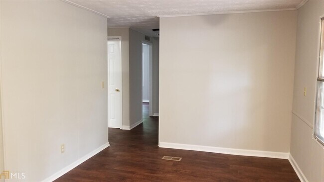 Building Photo - 300 Spring Valley Rd